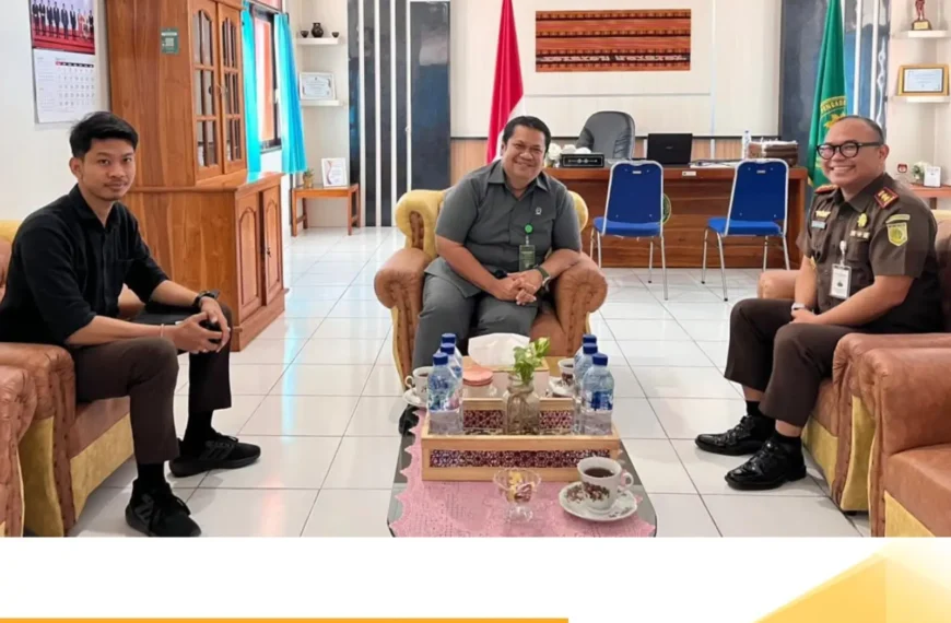Kepala Kejaksaan Negeri Lembata Dengan Kepala Seksi Tindak Pidana Umum Kejari Lembata Melaksanakan Koordinasi Dan Silaturahmi Dengan Ketua Pengadilan Negeri LEmbata
